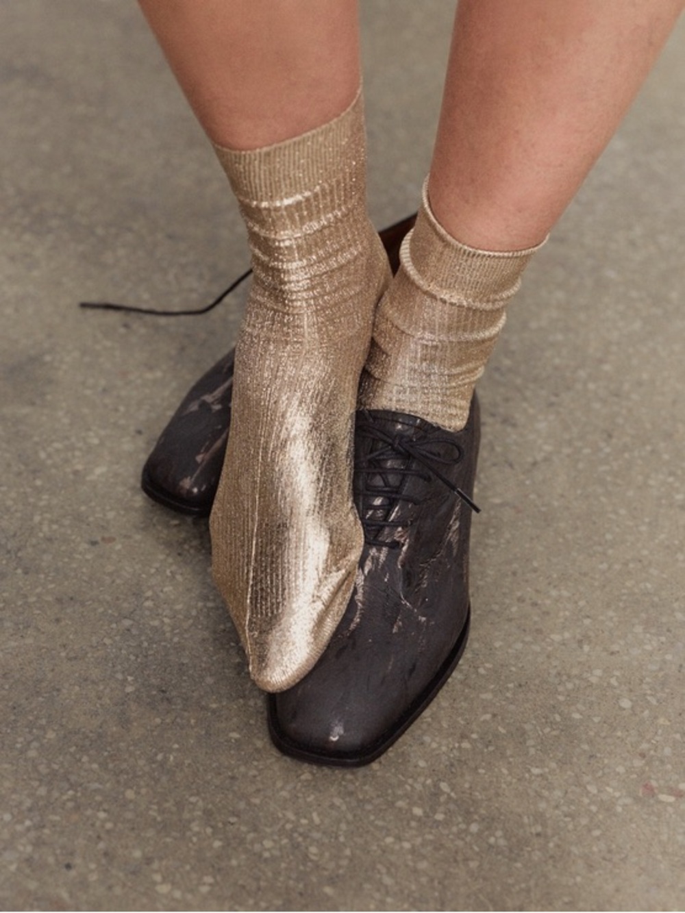 MARIA LA ROSA ONE RIBBED LAMINATED SOCKS IN PLATINO